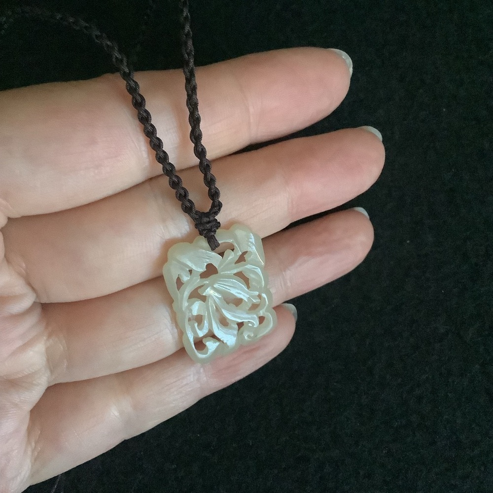 Antique natural Chinese Hetian jade pendant necklace.